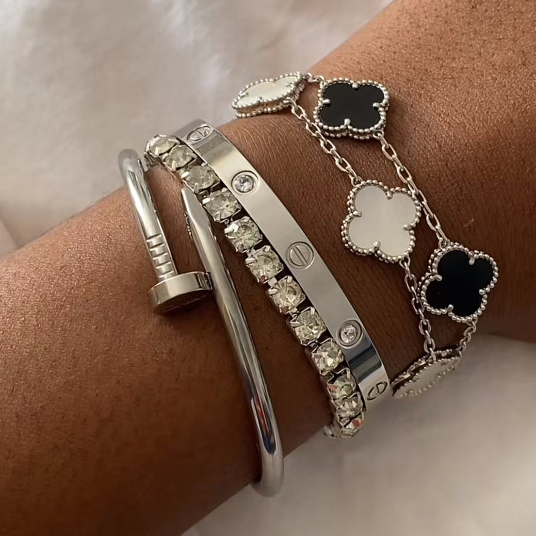 STACKED ELEGANCE | BLACK OR WHITE CLOVER